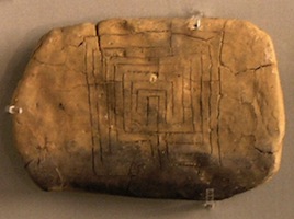 labyrinthe sur une pierre de Pylos
